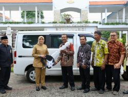 Bupati Ipuk Serahkan Bantuan Mobil kepada Perwakilan Umat Buddha Banyuwangi