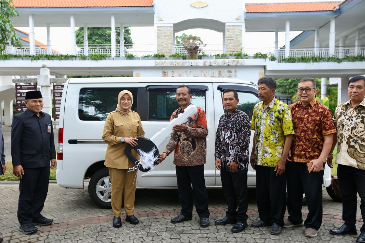 bupati-ipuk-serahkan-bantuan-mobil-kepada-perwakilan-umat-buddha-banyuwangi
