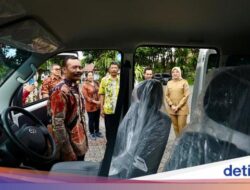 Bupati Ipuk Serahkan Bantuan Mobil ke Perwakilan Umat Buddha Banyuwangi