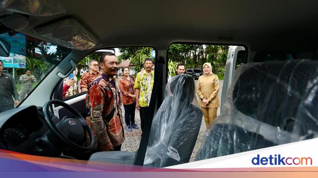 bupati-ipuk-serahkan-bantuan-mobil-ke-perwakilan-umat-buddha-banyuwangi