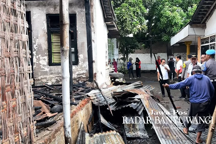 kabel-listrik-putus-timpa-botol-bbm,-rumah-warga-seletreng-situbondo-hangus-terbakar