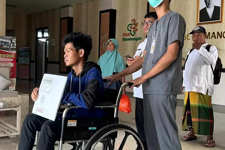 pria-tak-punya-lubang-anus-asal-desa-kandangan-banyuwangi-akhirnya-dirujuk-ke-surabaya