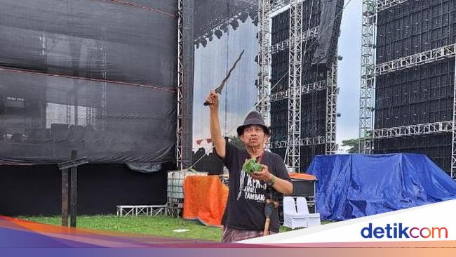 aksi-kanjeng-ilham-hentikan-hujan-deras-yang-guyur-kampanye-ganjar-mahfud