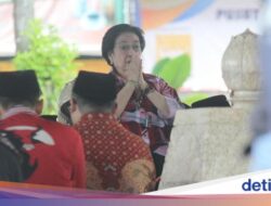 2 Jam Ziarah, Megawati Merenung di Makam Bung Karno