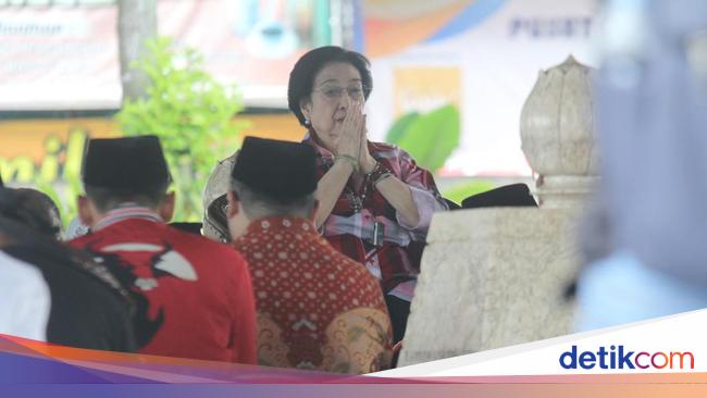 2-jam-ziarah,-megawati-merenung-di-makam-bung-karno