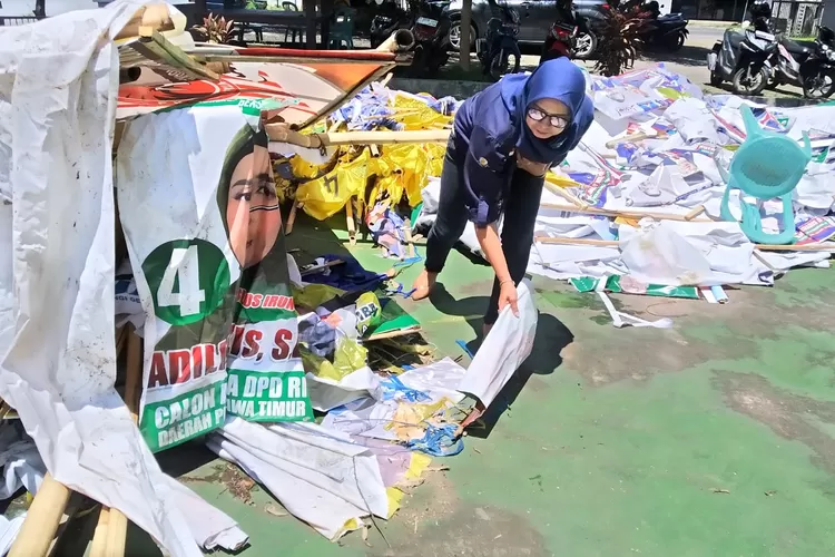 apk-hasil-razia-panwascam-numpuk-di-kantor-camat-genteng-banyuwangi-–-radar-banyuwangi