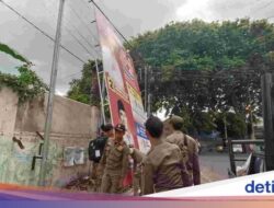 Bawaslu Banyuwangi Tertibkan Ratusan APK di Sejumlah Jalan Protokol