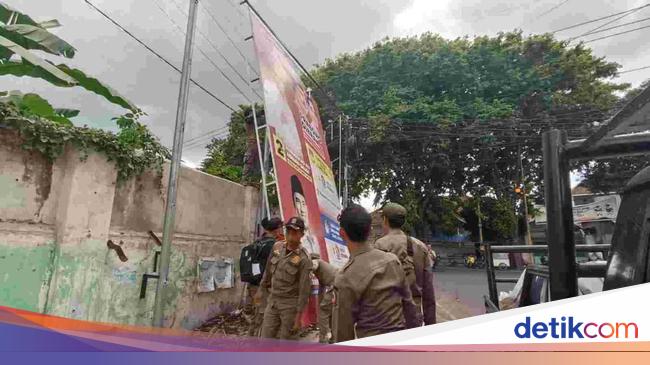 bawaslu-banyuwangi-tertibkan-ratusan-apk-di-sejumlah-jalan-protokol