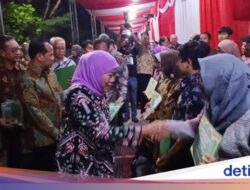 Khofifah Serahkan PLTS Atap ke Puluhan Ponpes-UMKM se-Jatim di Probolinggo