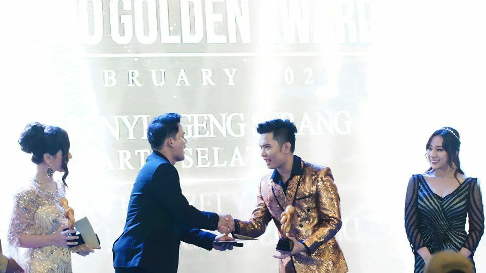 fedri-ramadhan-sabet-pemenang-mc-billinguals-terbaik-pria-di-parindo-golden-award-2024