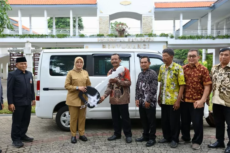 bupati-ipuk-serahkan-bantuan-mobil-operasional-untuk-walubi