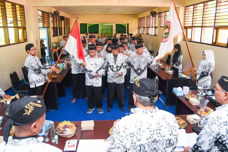 sah,-m-sodiq-dikukuhkan-sebagai-ketua-pgri-banyuwangi-–-radar-banyuwangi