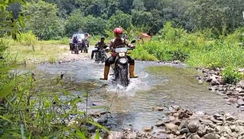 susuri-hutan-dan-3-sungai,-kirim-logistik-pemilu-di-tps-terpencil