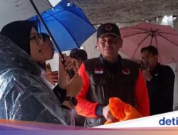 Bupati Ipuk Bagikan Puluhan Paket Sembako untuk Korban Angin Kencang