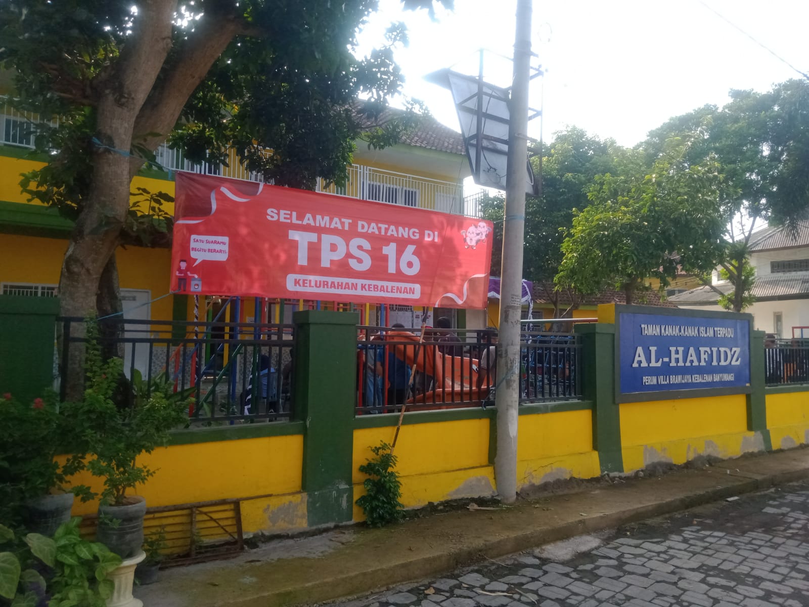 anggota-kpps-gen-z-hingga-stand-umkm-di-tps-16-kelurahan-kebalenan
