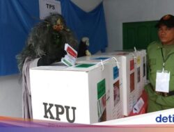 Hii… Ada Mak Lampir Nyoblos di TPS 07 Banyuwangi