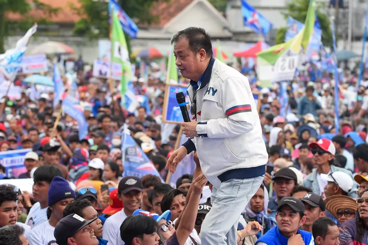michael-edy-hariyanto-sapu-bersih-tps-lugonto-banyuwangi