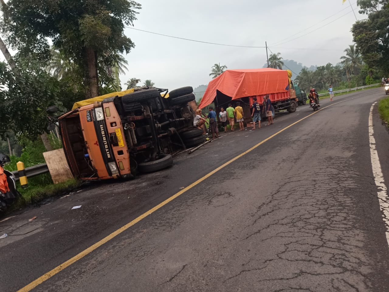 alami-rem-blong,-truk-bermuatan-besi-lonjoran-terguling-di-kalibaru