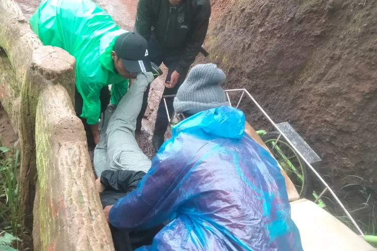sakit-bawaan-kambuh,-wna-asal-polandia-merenggang-nyawa-di-pos-bunder-twa-ijen-–-radar-banyuwangi