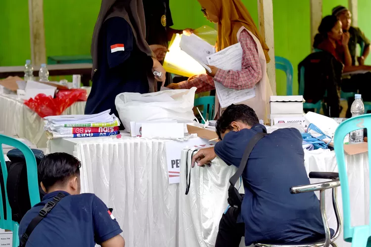 alamak!-37-anggota-kpps-di-banyuwangi-tumbang-saat-bertugas-di-pemilu-2024