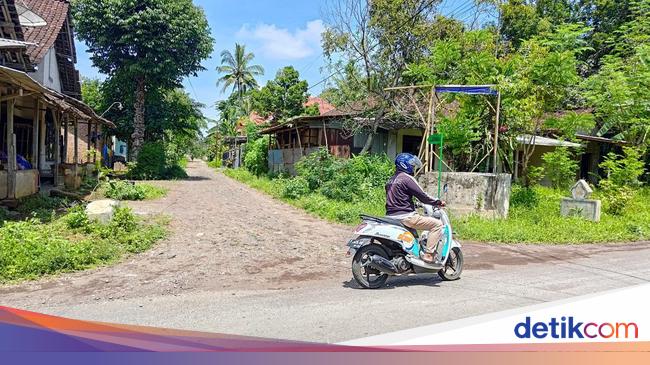 penampakan-jalan-yang-gagal-dapat-bantuan-paving-caleg-nasdem-banyuwangi