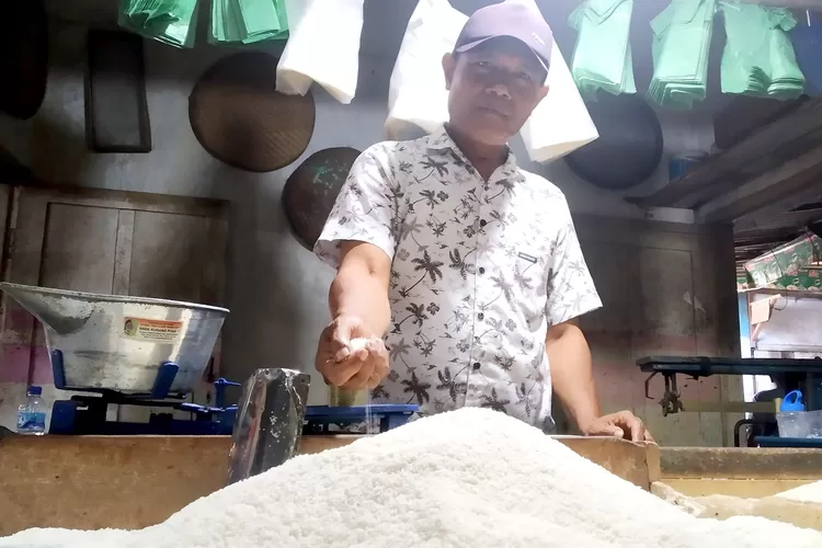 di-pasar-genteng-banyuwangi-harga-beras-sentuh-rp-16.500-per-kg