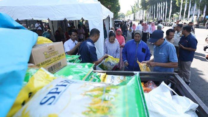 sikapi-kenaikan-harga,-bulog-banyuwangi-gelontor-10-ton-beras-untuk-operasi-pasar-–-tribunjatim.com