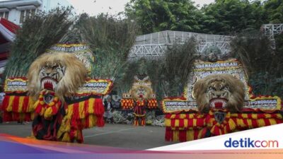event-end-of-February-2024-in-Surabaya,-there's-reog-to-cycling