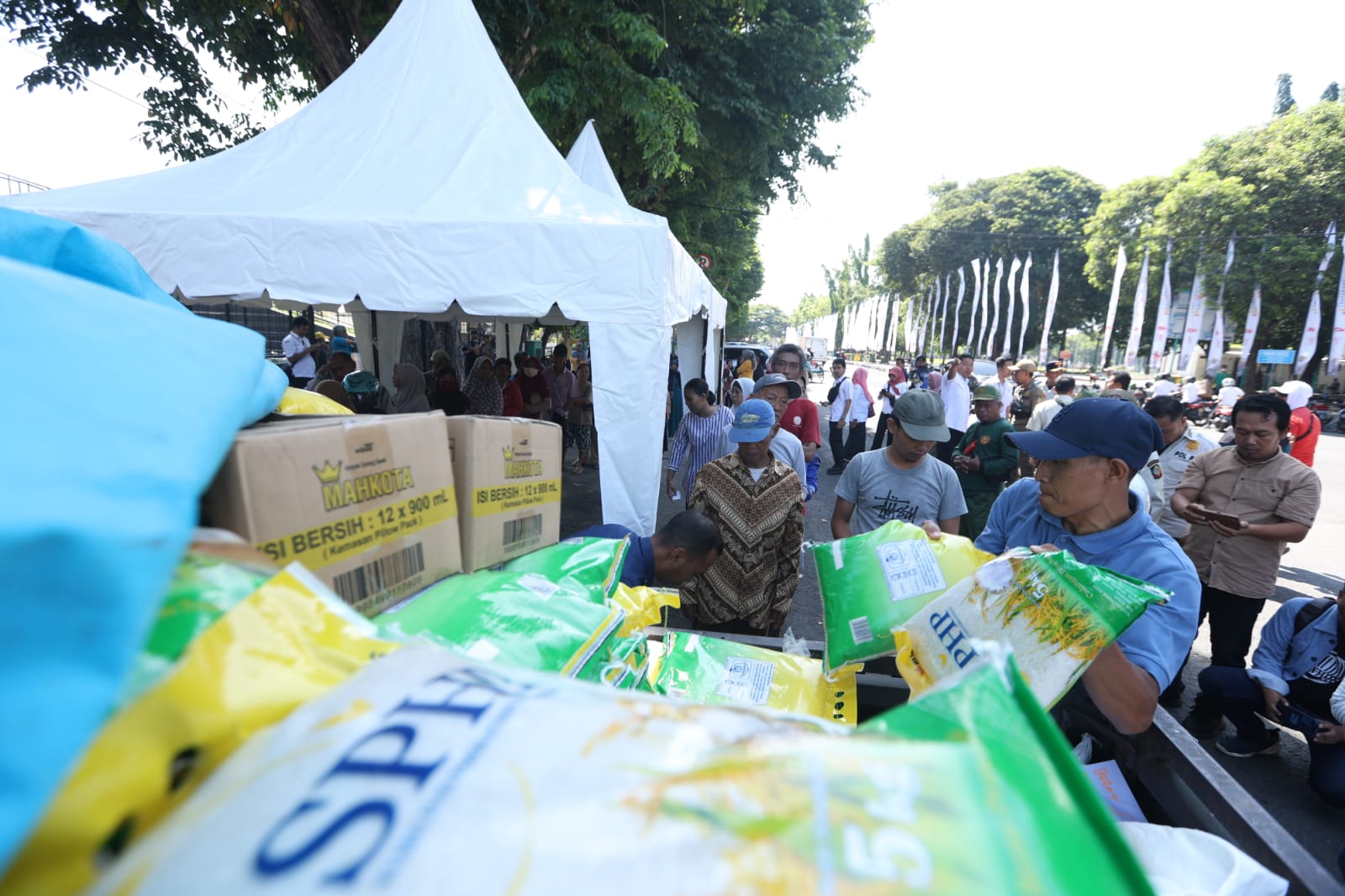 tiap-hari-pemkab-bulog-banyuwangi-gelontor-10-ton-beras-untuk-operasi-pasar