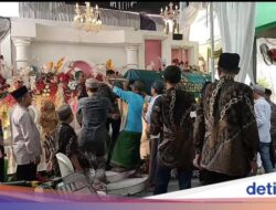 Viral Introduction of the Body in Front of the Wedding Ceremony at a Reception in East Java