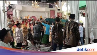 Viral Introduction of the Body in Front of the Wedding Ceremony at a Reception in East Java