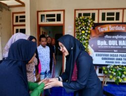 Banyuwangi Regent Takziyah goes to the house of the deceased KPPS chairman