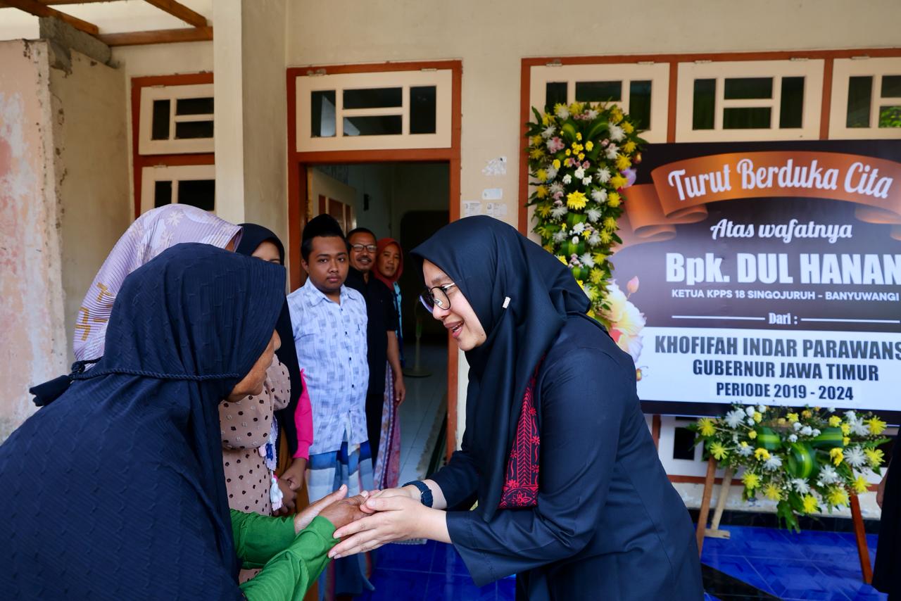 takziyah-ke-almarhum-ketua-kpps-di-banyuwangi,-bupati-ipuk:-insya-allah-khusnul-khotimah