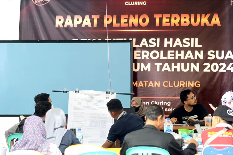 jumlah-suara-lebih-tinggi-dari-dpt,-pps-dan-ppk-cluring-buka-kotak-suara