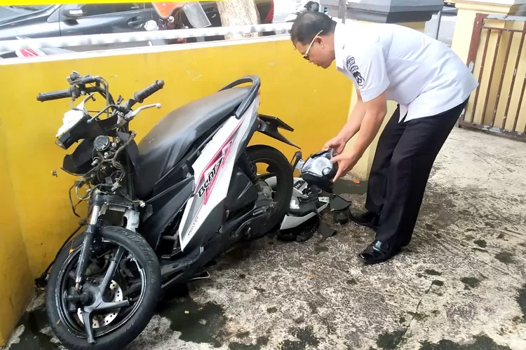 jalan-desa-setail-banyuwangi-gelap-dan-menikung,-pengendara-beat-luka-parah-diseruduk-fortuner