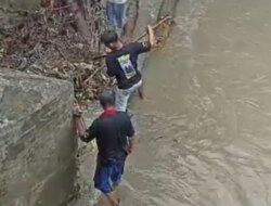 Sampah Bikin Saluran Air di Desa Tapanrejo Banyuwangi Meluap Saat Hujan Deras – Radar Banyuwangi