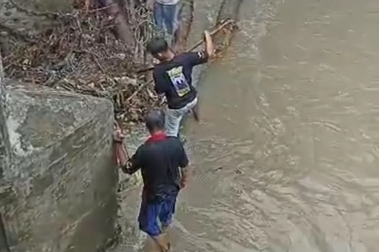 sampah-bikin-saluran-air-di-desa-tapanrejo-banyuwangi-meluap-saat-hujan-deras-–-radar-banyuwangi