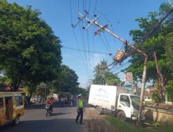 Salah Injak Gas, Truk Box Muat Es Kristal Tabrak Tiang Listrik di Kalipuro