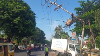 wrong-step-on-the-gas,-truck-box-loading-ice-crystals-hit-electric-pole-in-Kalipuro