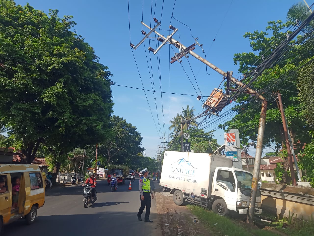 salah-injak-gas,-truk-box-muat-es-kristal-tabrak-tiang-listrik-di-kalipuro