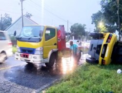 Truk Muatan Forklif Pecah Ban Lalu Terguling, Arus Lalin di Desa Kaligondo Banyuwangi Tersendat