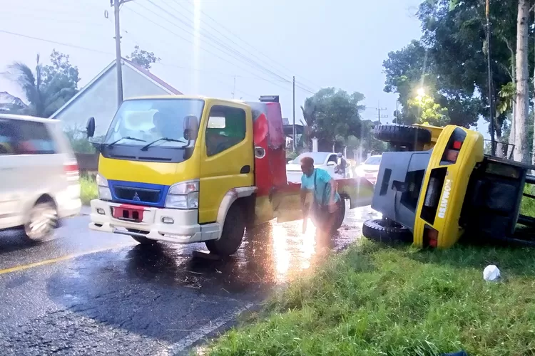 truk-muatan-forklif-pecah-ban-lalu-terguling,-arus-lalin-di-desa-kaligondo-banyuwangi-tersendat