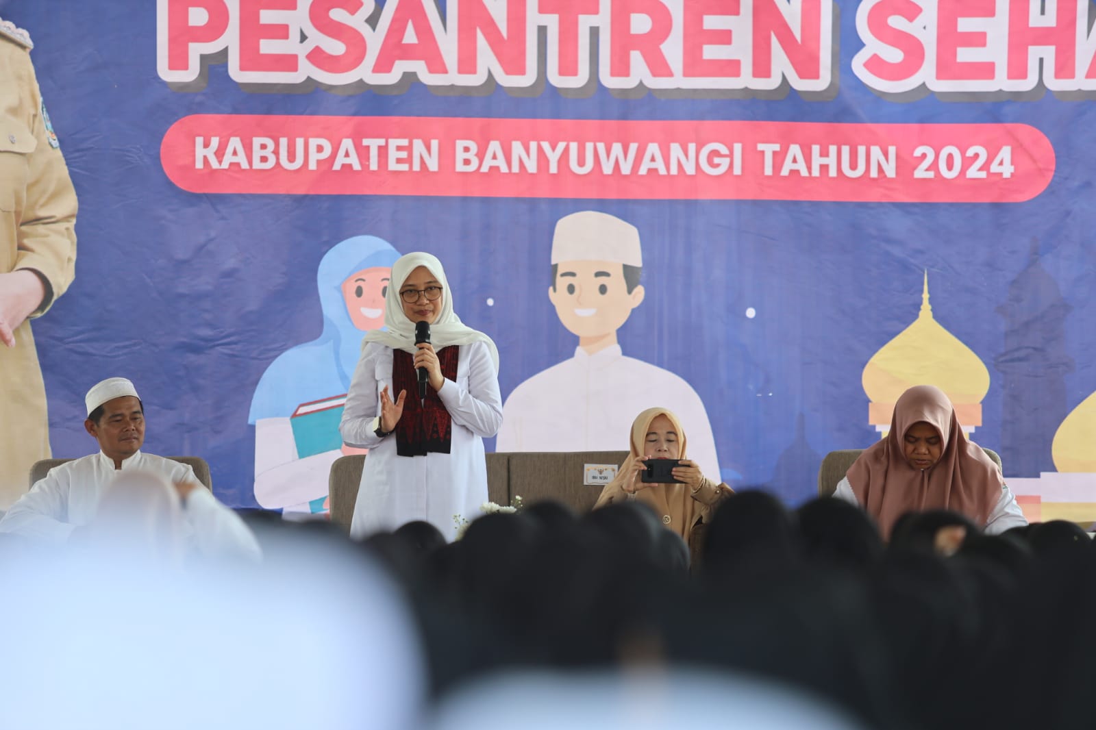 kunjungi-pesantren-saat-bunga-desa,-bupati-ipuk-ajak-santri-jadi-duta-anti-bulliying