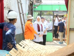 Bupati Ipuk Sambangi Rumah yang Ambruk di Desa Wringinagung Banyuwangi