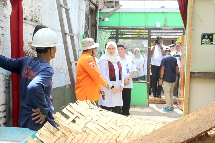 bupati-ipuk-sambangi-rumah-yang-ambruk-di-desa-wringinagung-banyuwangi