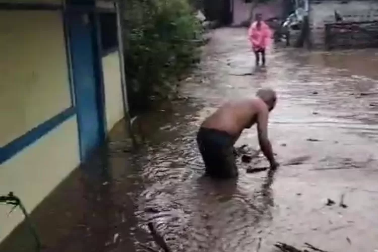 gorong-gorong-tersumbat,-bulusan-banjir
