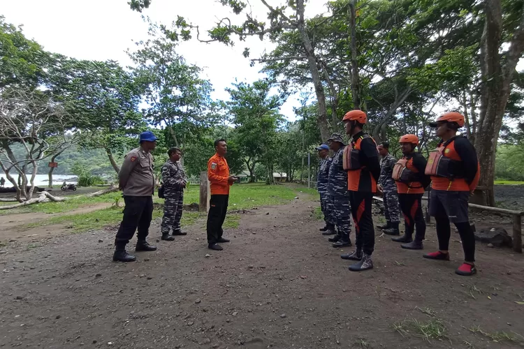 cari-keberadaan-gunther,-basarnas-banyuwangi-sisir-perairan-plawangan-–-radar-banyuwangi