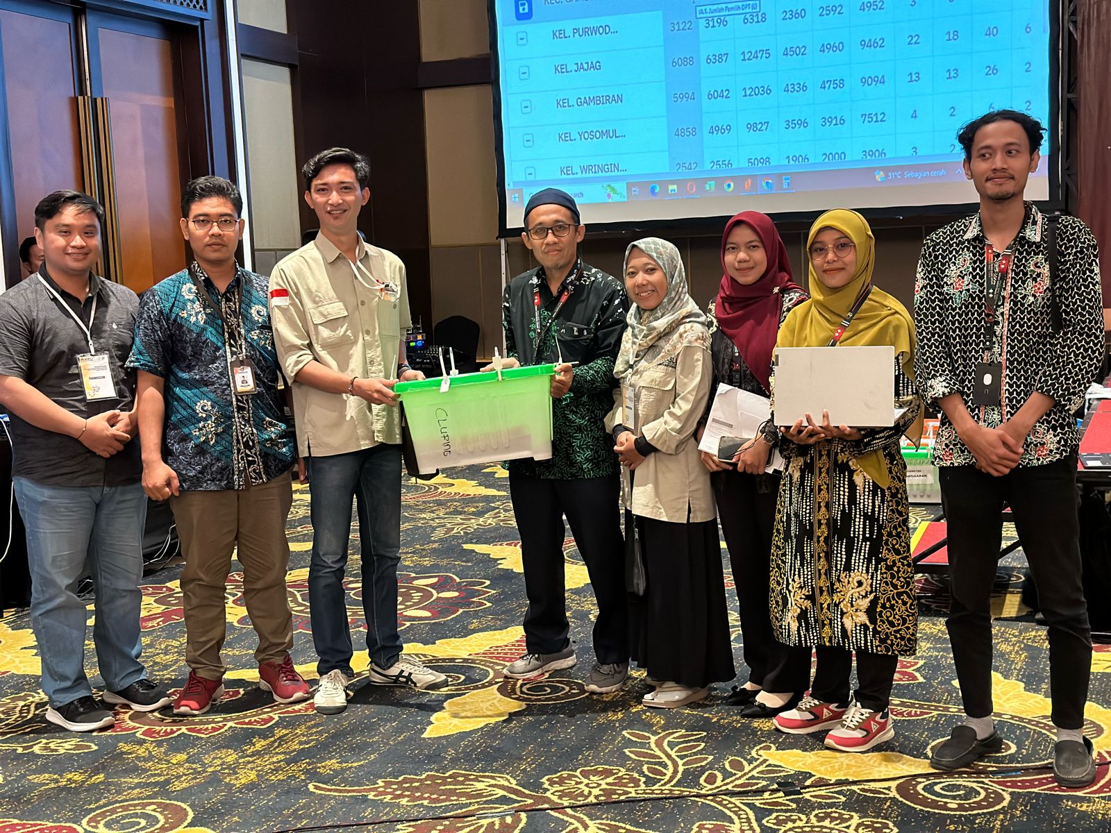 sukses!-proses-rekapitulasi-pemilu-2024-di-kecamatan-cluring-berjalan-lancar