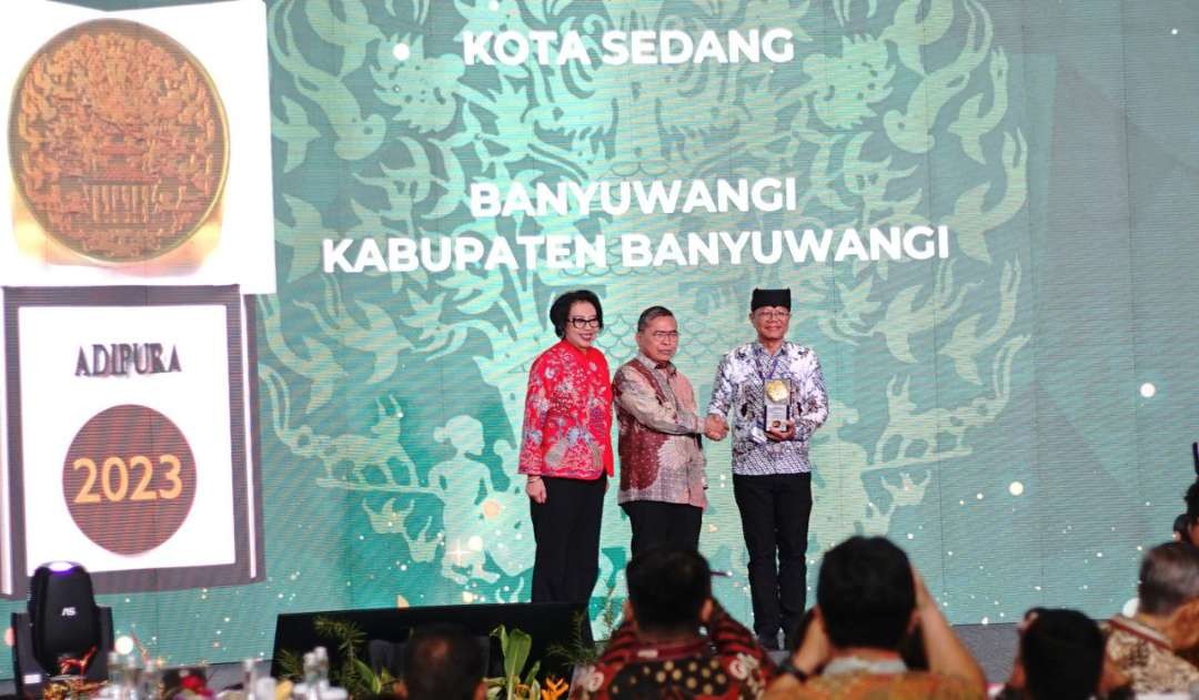 aktif-tangani-sampah,-banyuwangi-raih-plakat-dan-piala-adipura