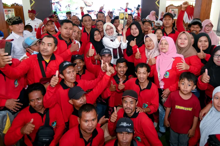 kabupaten-banyuwangi-raih-adipura,-bupati-ipuk-tasyakuran-bersama-ratusan-pesapon